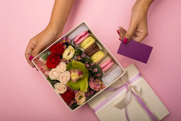 Flores y macarrones en una caja de sombreros — Foto de Stock