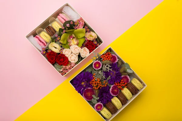 Bloemen en bitterkoekjes in een hoed-box — Stockfoto