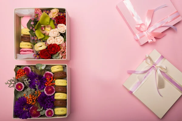 Flores y macarrones en una caja de sombreros — Foto de Stock