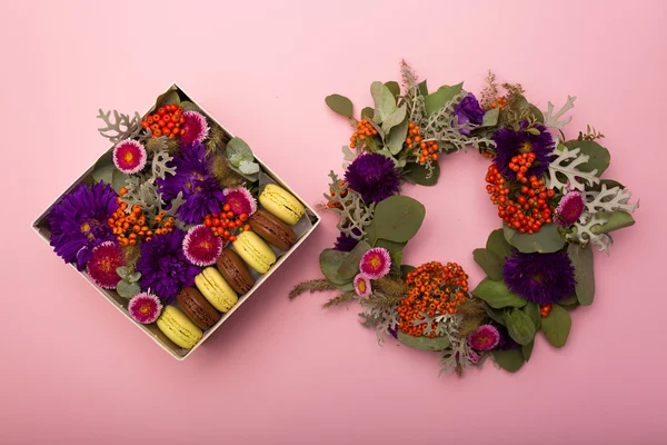 Flores y macarrones en una caja de sombreros — Foto de Stock