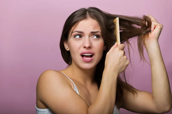 Mujer cepillándose el pelo — Foto de Stock