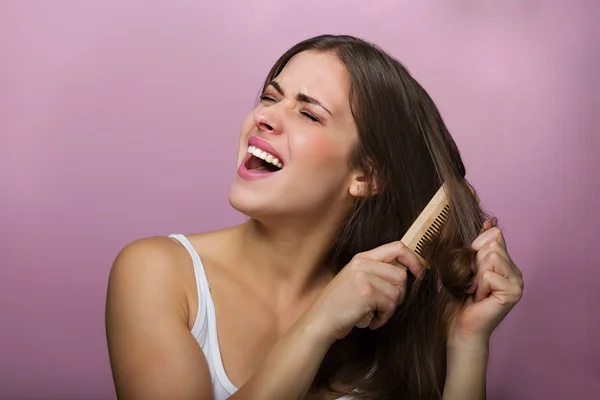 Жінка чистить волосся — стокове фото