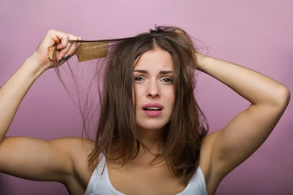 Vrouw die haar haar borstelt — Stockfoto