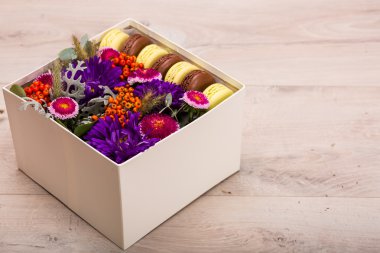 Çiçekler ve acıbadem kurabiyesi kurabiye kutusu