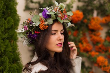 Güzel bir çiçek taç kadında