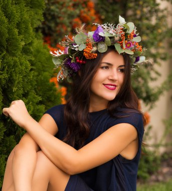 Güzel bir çiçek taç kadında