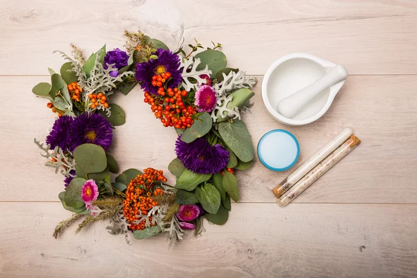 Seizoensgebonden skincare producten met bloemen op een houten achtergrond — Stockfoto