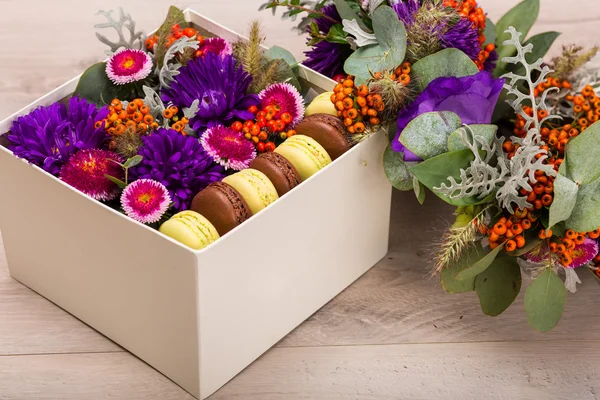 Mevsim sonbahar çelenk ve çiçek ile bir şapka kutusu — Stok fotoğraf