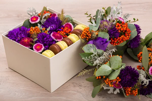 Сезонный осенний венок и шляпная коробка с цветами — стоковое фото