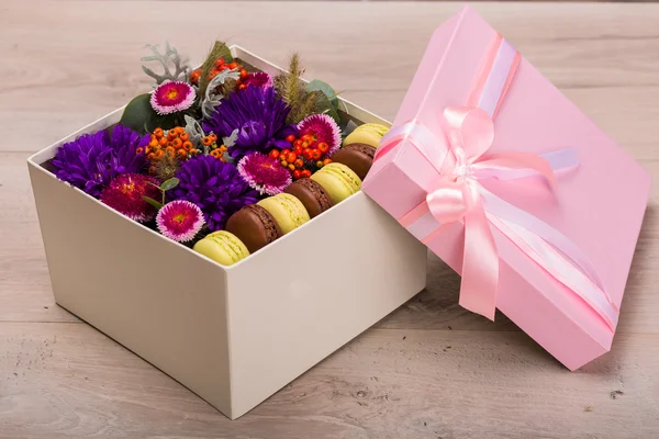 Box with flowers and macaroon cookies