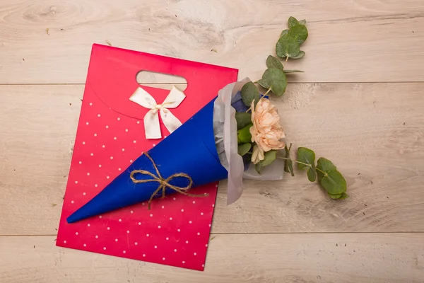 Encantador ramo con una bolsa de regalo — Foto de Stock