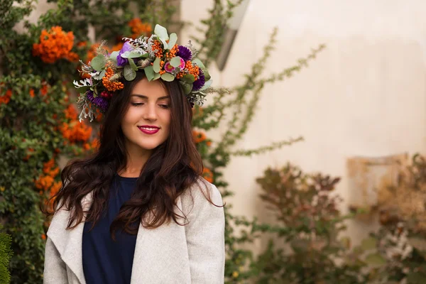 Hübsche Frau in einer Blumenkrone — Stockfoto