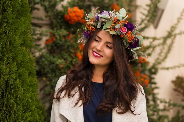 Bella donna in una corona di fiori — Foto Stock