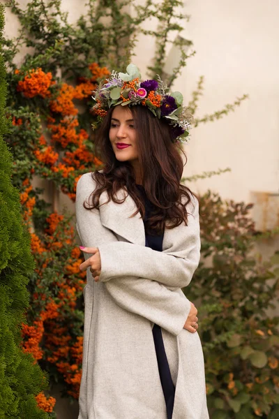 Mulher bonita em uma coroa de flor — Fotografia de Stock