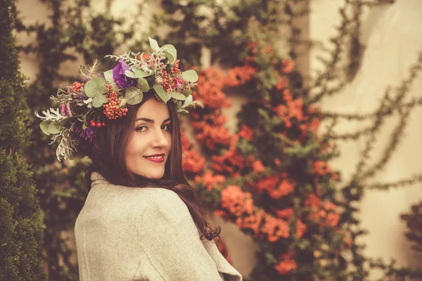 Csinos nő virág koronát — Stock Fotó