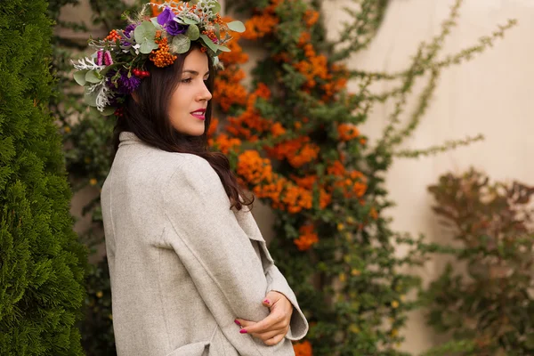 Mujer bonita en una corona de flores — Foto de Stock