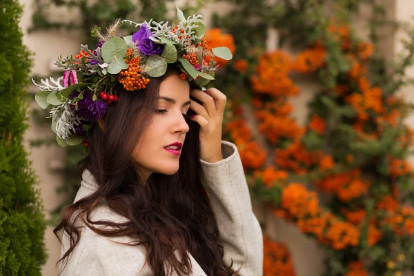 Bella donna in una corona di fiori — Foto Stock