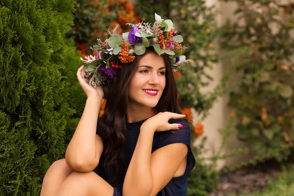 Hübsche Frau in einer Blumenkrone — Stockfoto