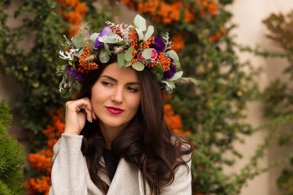 Mujer bonita en una corona de flores — Foto de Stock