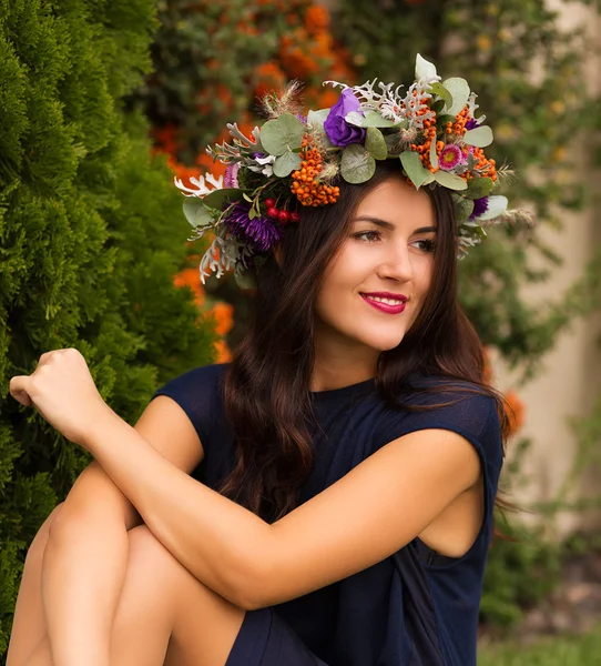 Mooie vrouw in de kroon van een bloem — Stockfoto