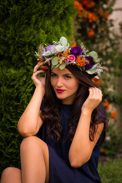 Mooie vrouw met een kroon van bloem — Stockfoto