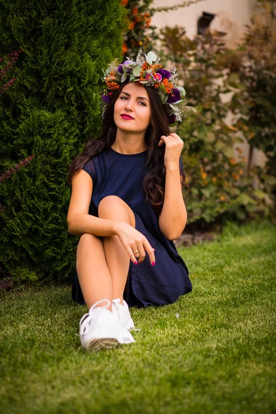 Mooie vrouw met een kroon van bloem — Stockfoto