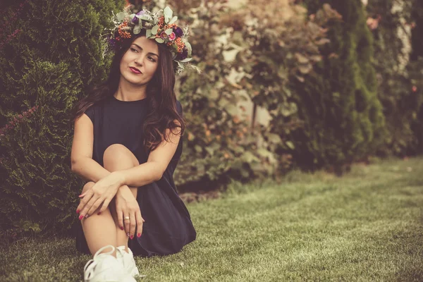 Bella donna con una corona di fiori — Foto Stock