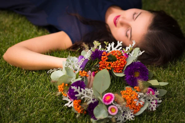 Mujer con corona de flores — Foto de Stock