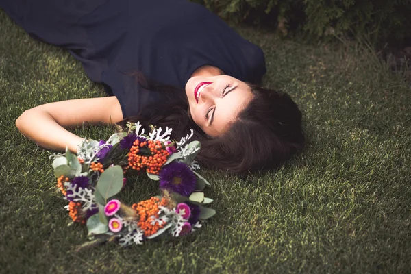 Frau mit einer Blumenkrone — Stockfoto