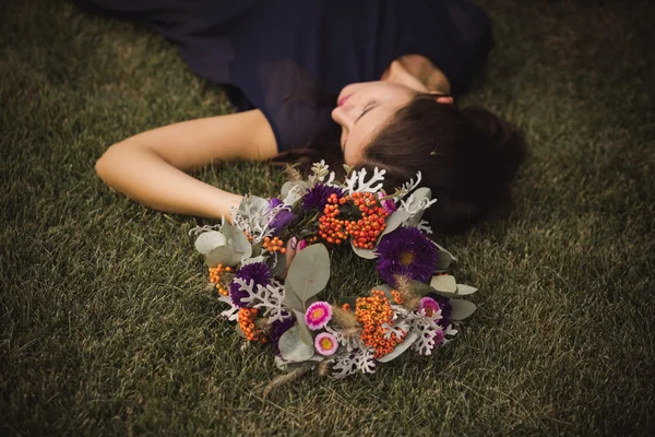 Nő virág koronával — Stock Fotó
