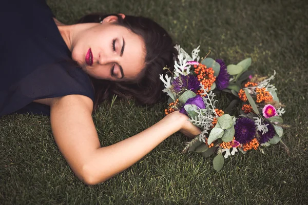 Donna con corona di fiori — Foto Stock