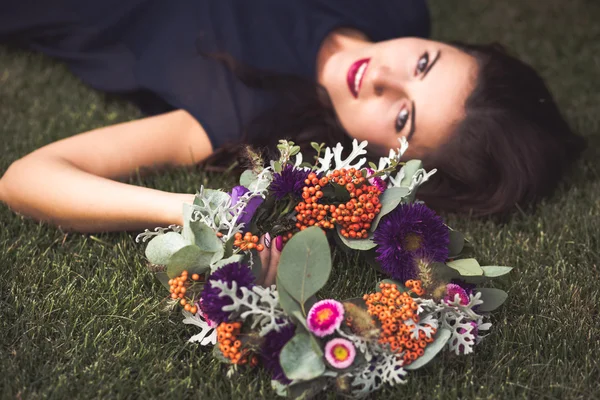 Vrouw met een kroon van bloem — Stockfoto