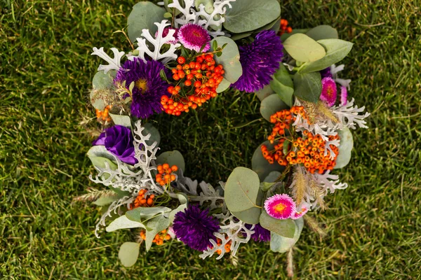 Flor coroa que coloca no chão — Fotografia de Stock