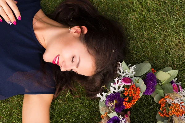 Mujer romántica con corona de flores — Foto de Stock