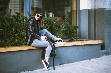 Bir şehir sokak üzerinde şık kadın