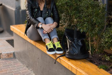 Bir şehir sokak üzerinde şık kadın