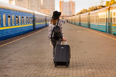 Tren istasyonunda güzel kadın