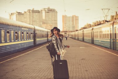 Tren istasyonunda güzel kadın