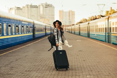 Tren istasyonunda güzel kadın