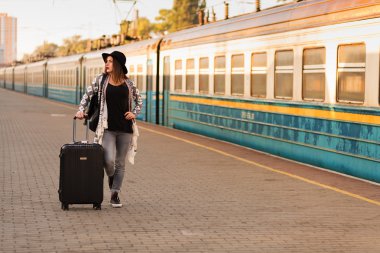 Tren istasyonunda güzel kadın