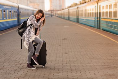 Tren istasyonunda güzel kadın