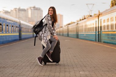 Tren istasyonunda güzel kadın