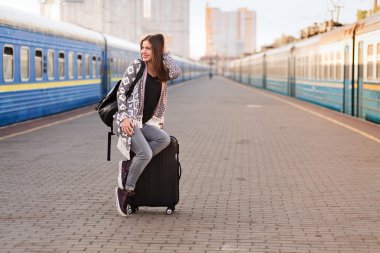 Tren istasyonunda güzel kadın