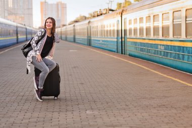 Tren istasyonunda güzel kadın