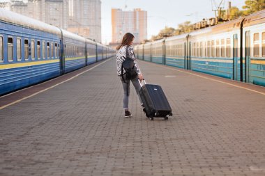 Tren istasyonunda güzel kadın