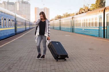 Tren istasyonunda güzel kadın