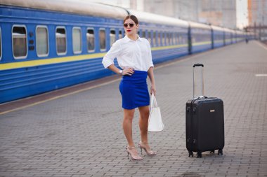 Tren istasyonunda güzel kadın