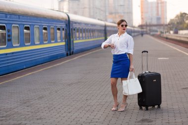 Tren istasyonunda güzel kadın