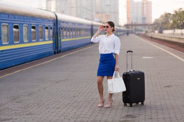 Tren istasyonunda güzel kadın