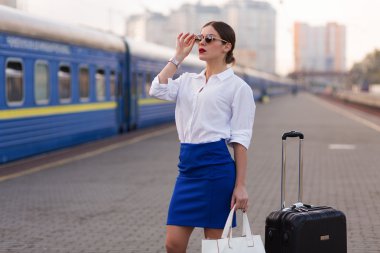 Tren istasyonunda güzel kadın